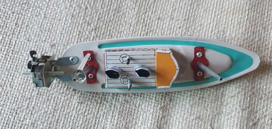 Barco miniatura em Lata com Motor de Corda
