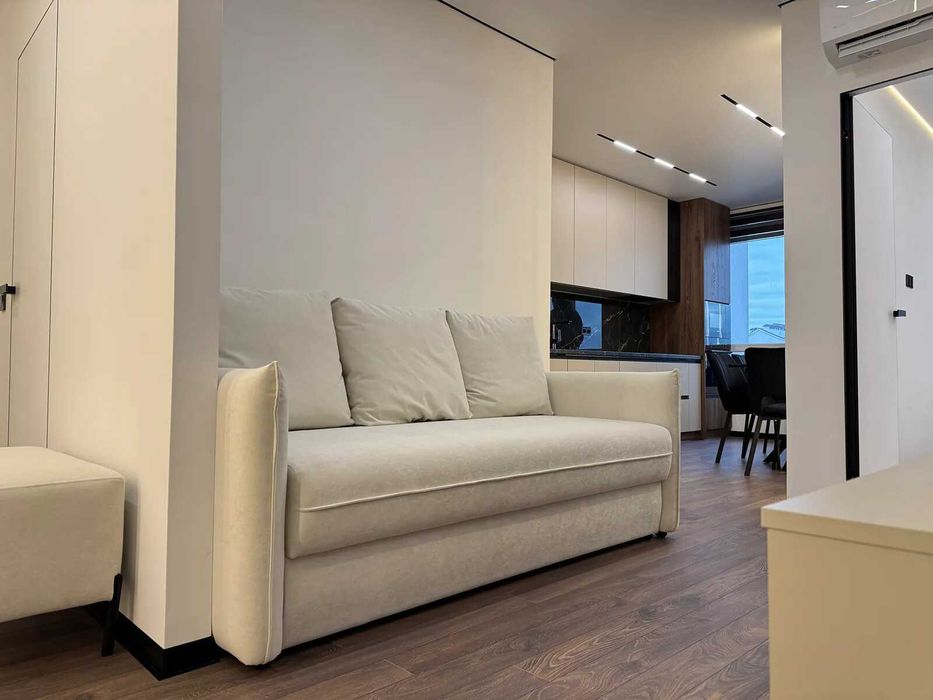 Сучасна двокімнатна в центрі