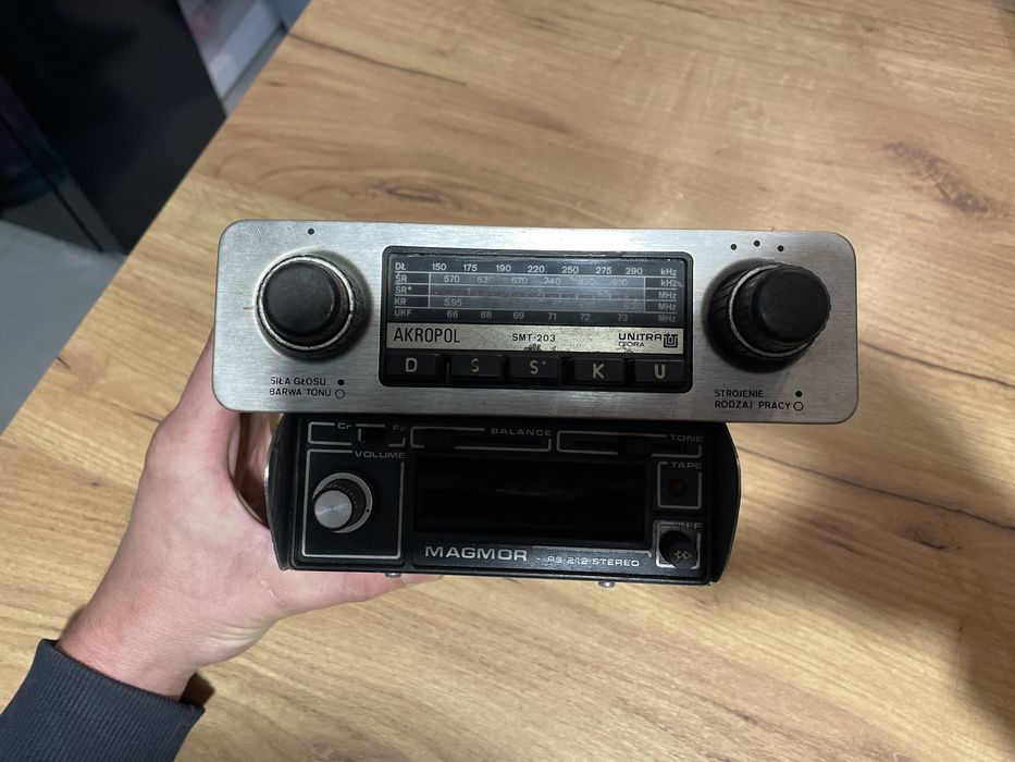 Stare radio samochodowe z odtwarzaczem na kasety