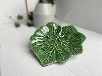 Pequeno prato de cerâmica folha de couve