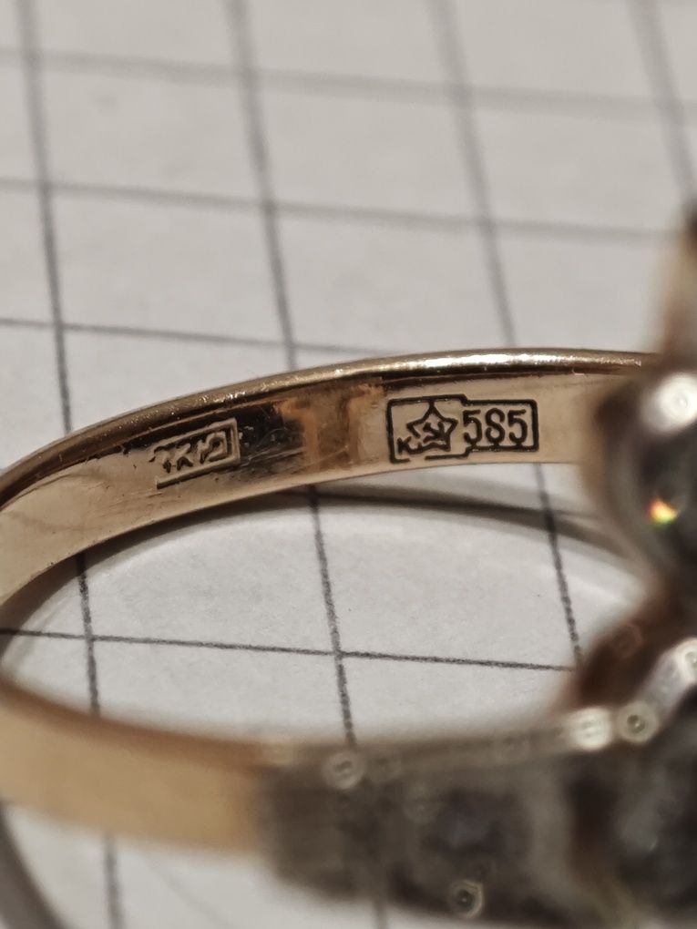 Золота каблучка, з діамантами 0.58 ct, 585 проба.