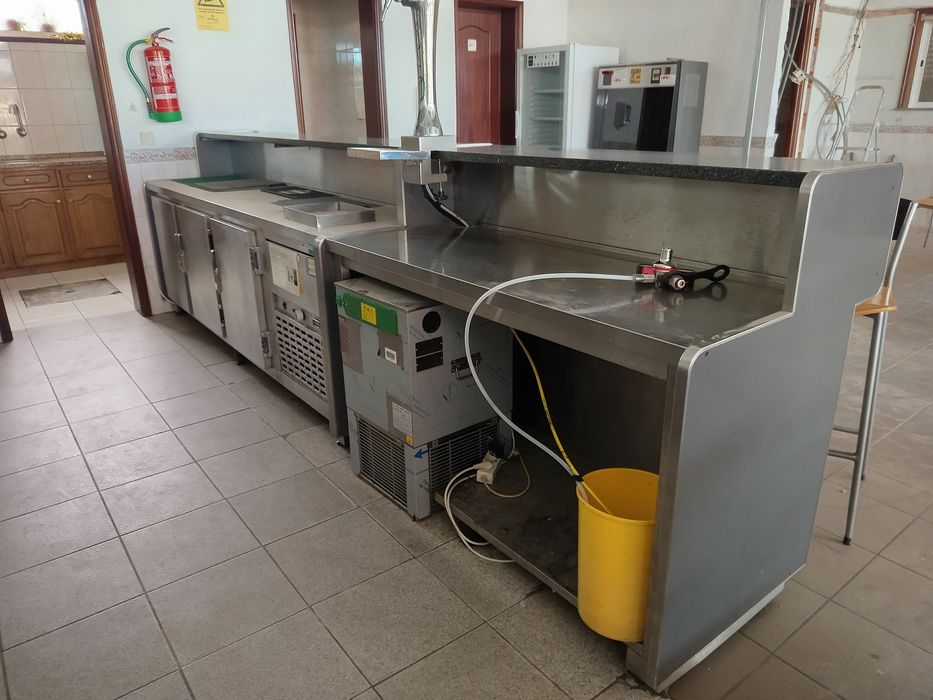 Balcão com arca frigorífica integrada + balcão para espaço comercial