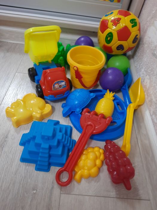Набір пасочок, відерце, лопатки, м'яч, граблі, машинка та м'ячики