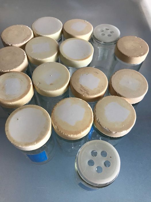 Frascos para especiarias + suportes em metal (oferta)