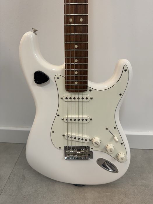 Gitara elektryczna Fender Stratocaster (Mexico) – Arctic White + Case
