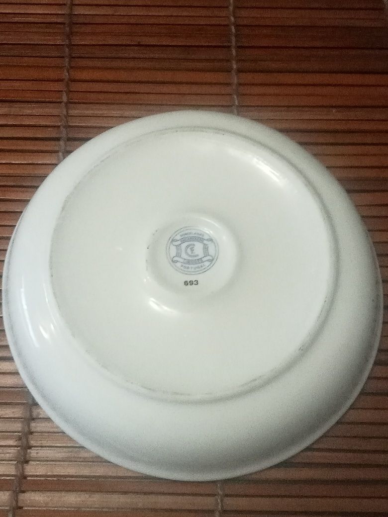 Belo prato de porcelana infantil