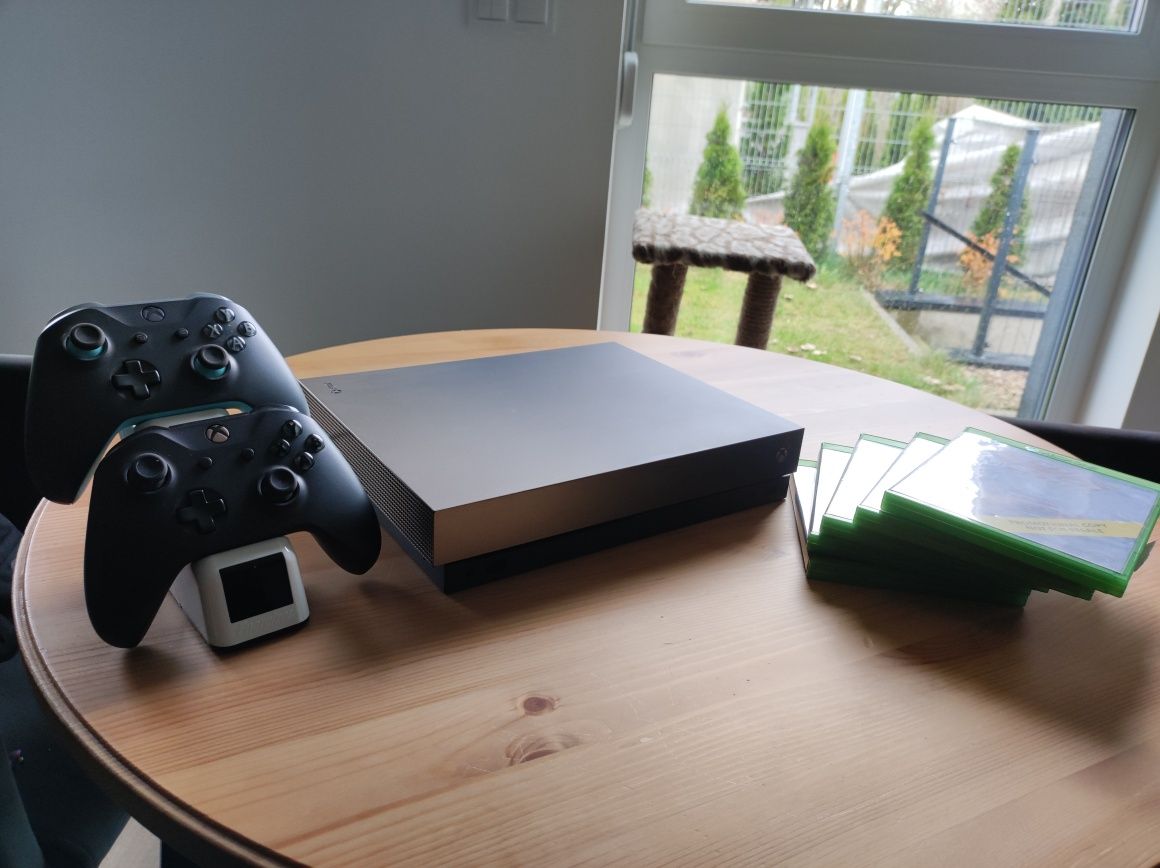 Xbox one x, pady ze stacją ładującą oraz zestaw gier