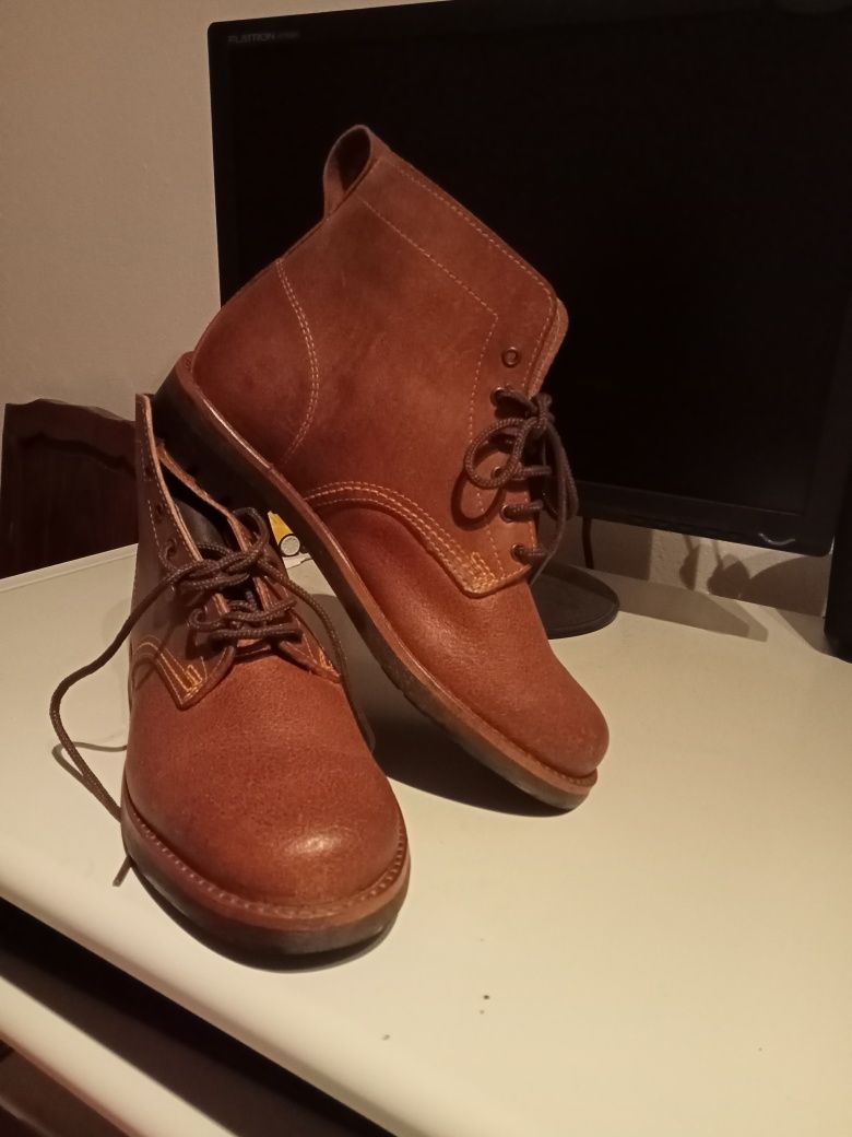 Botas e sandálias novas para homem