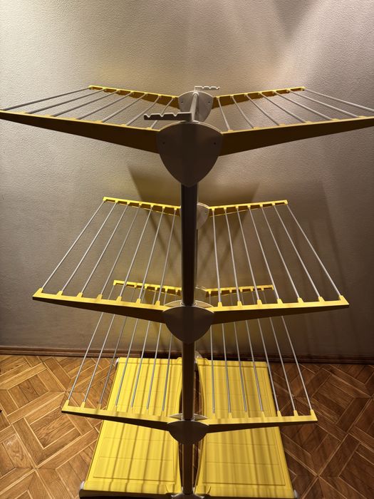 Розкладна сучасна сушка для одягу.