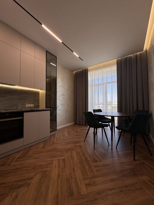 Продається сучасна, велика, нова 2-х кімнатга квартира.