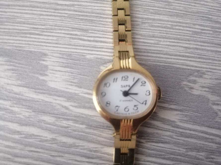Продам женские часы " Заря" 17 камней производство СССР рабочие