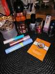Perfumy, lakiery, błyszczyk.