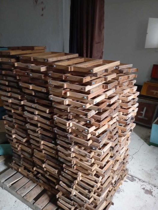 Material apícola: quadros meia alça lusitanos novos, entre outros