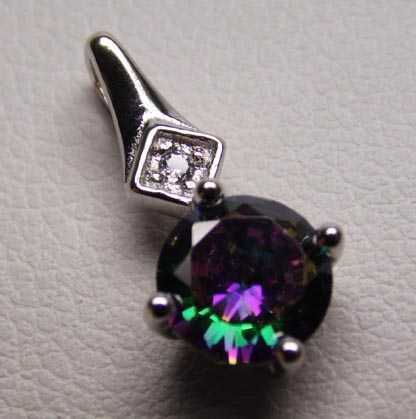 Delikatna srebrna zawieszka Mystic Topaz i cyrkonia