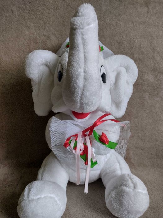 pluszowe słonie młoda para