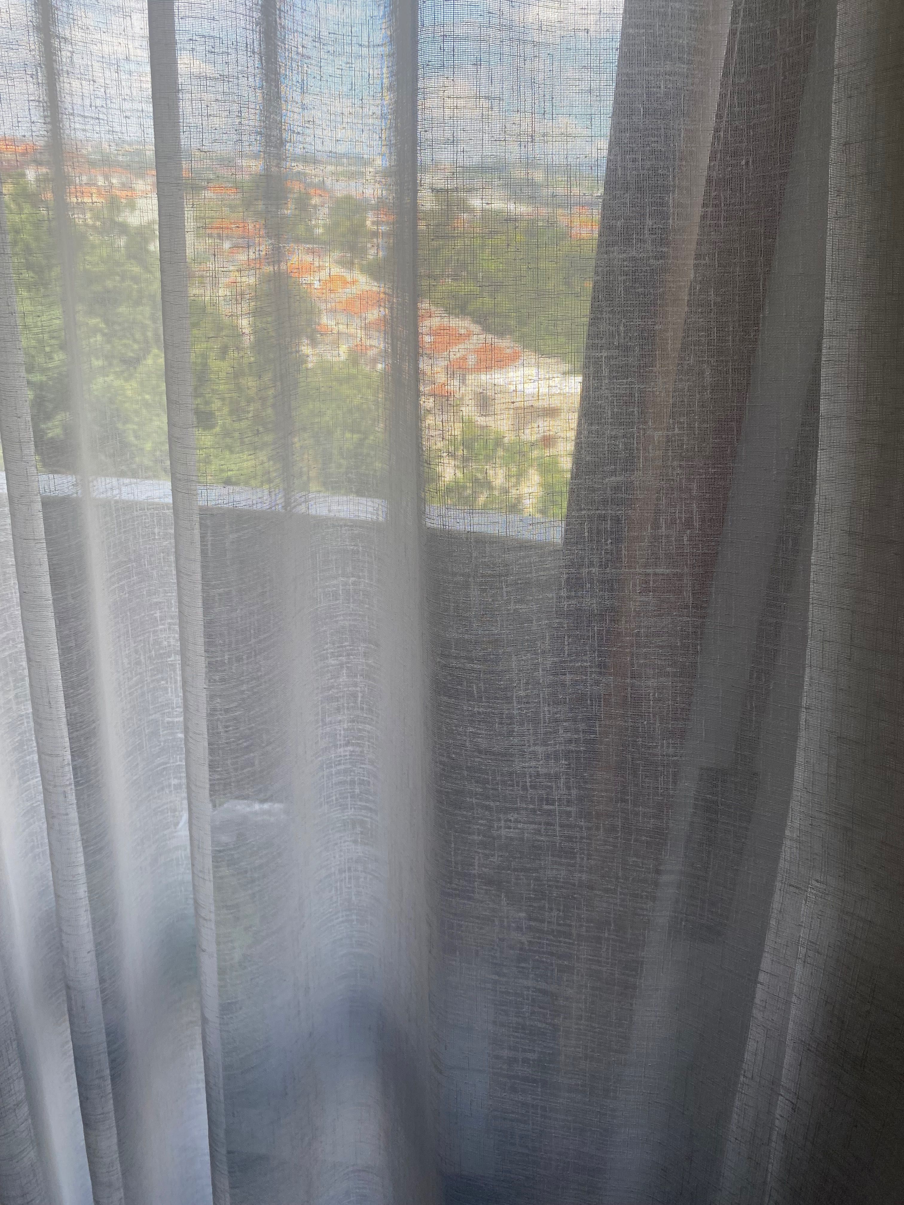 Cortinado feito à medida em bom estado