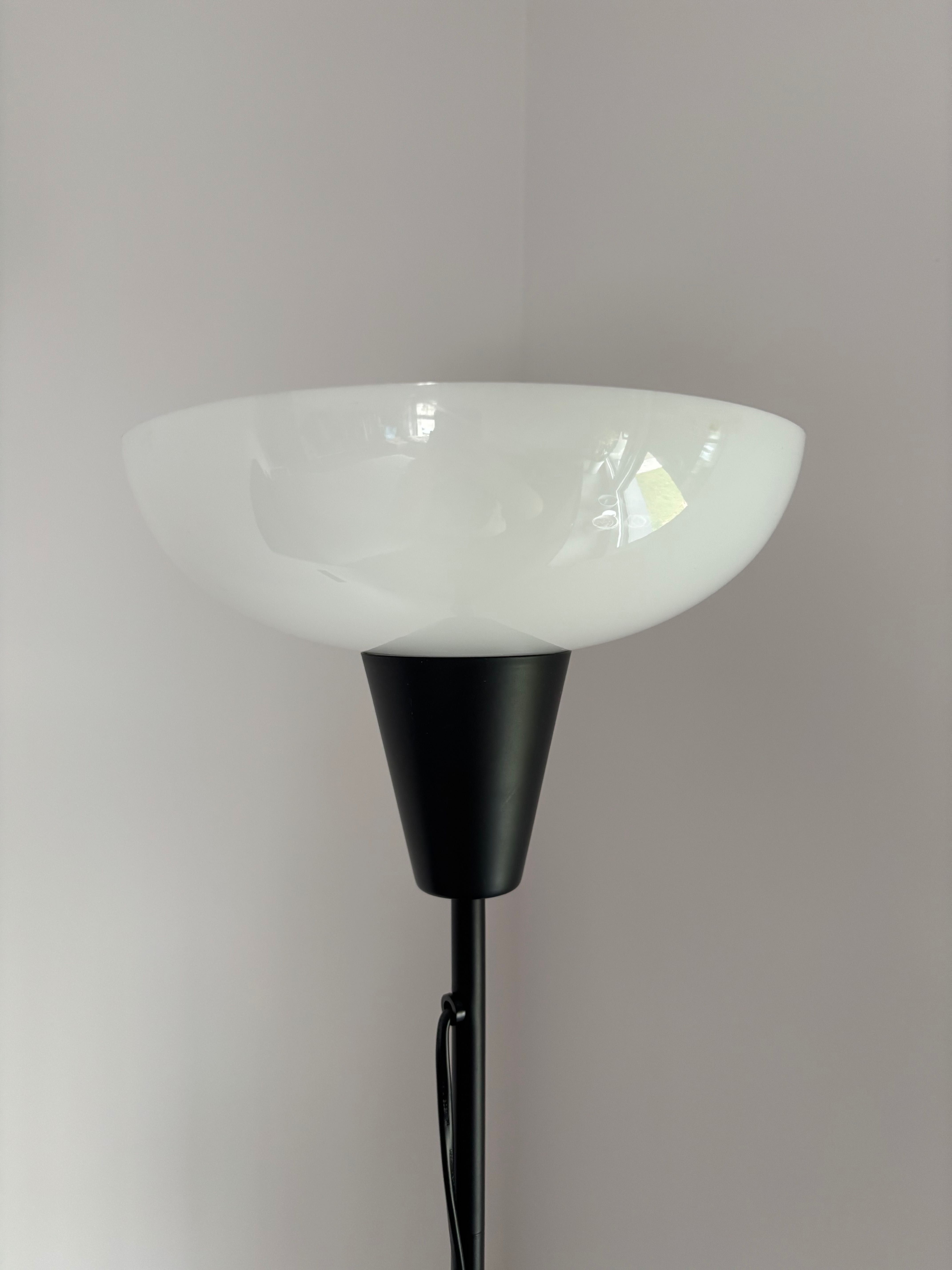 Lampa stojąca czarno-biała