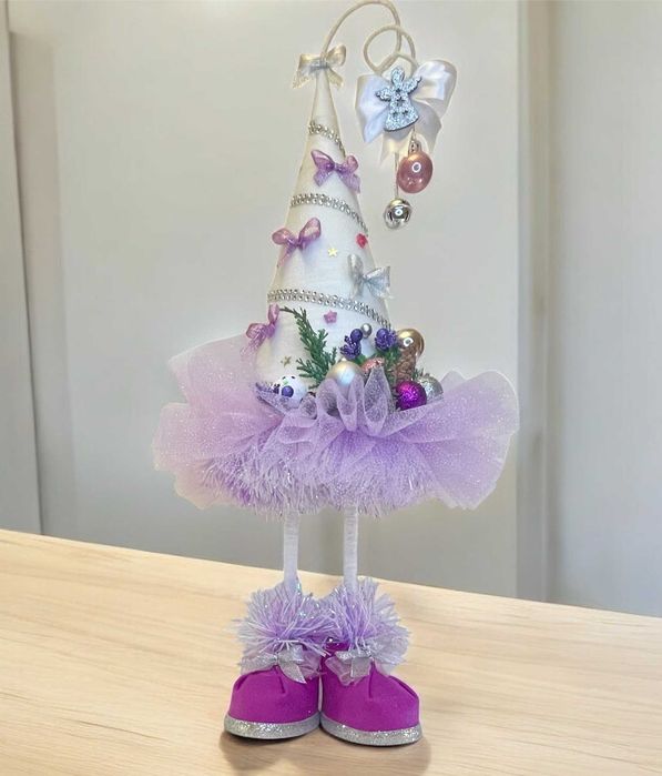 Декоративна інтер'єрна різдвяна ялинка на ніжках ручної роботи