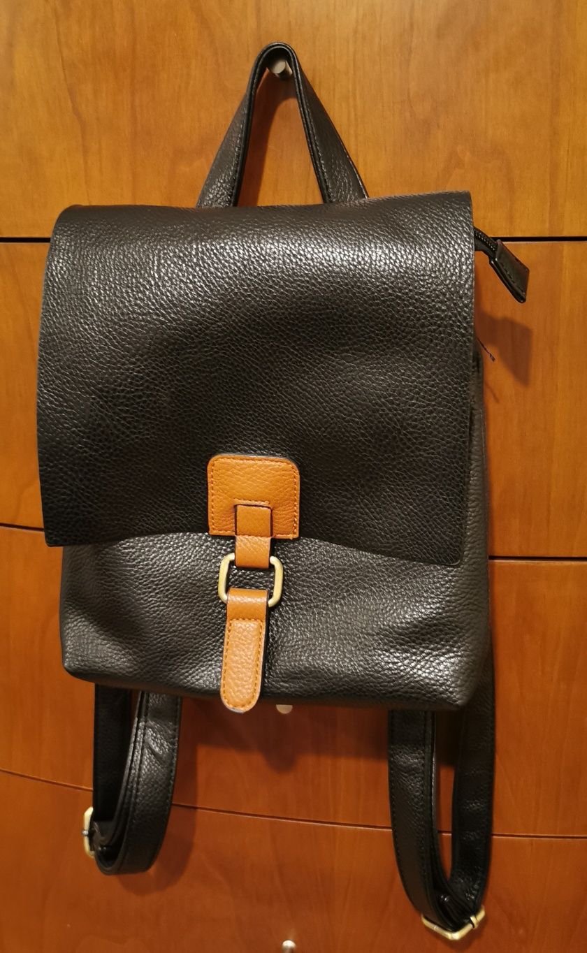 Mochila preta em pele