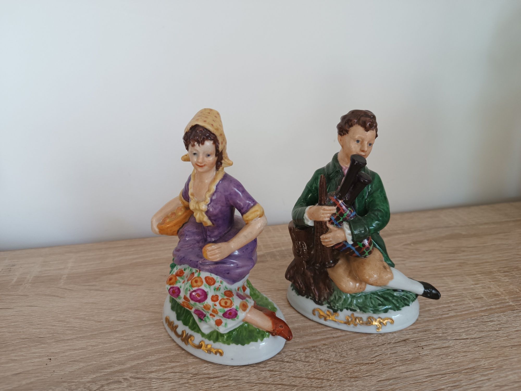 Figurki z porcelany, dziewczyna z koszem, chłopak z dudami, antyk