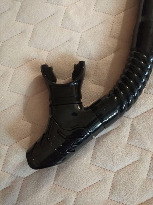 Набір для плавання, який включає маску та трубку