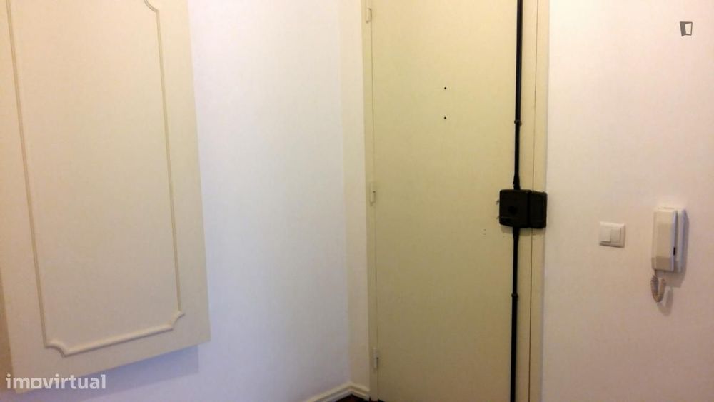 Quarto - localizado em Linda-a-Velha Lisbon