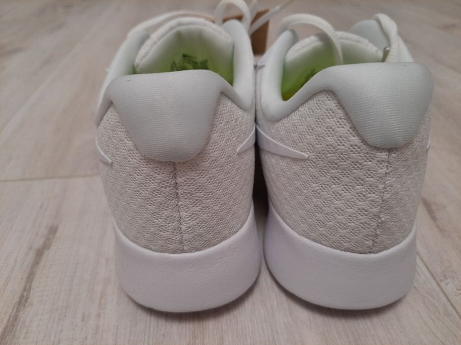 Оригінальні жіночі кросівки Nike TANJUN FLYEASE білі DV7786-101