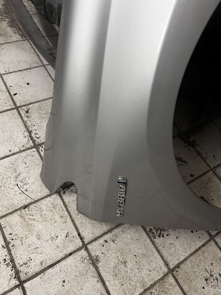 Toyota autis II lift blotnik prawy przedni 1f7