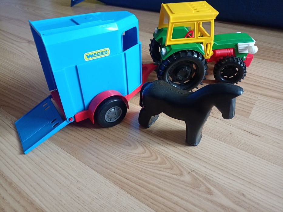 Traktor z naczepą i koniem dla dziecka