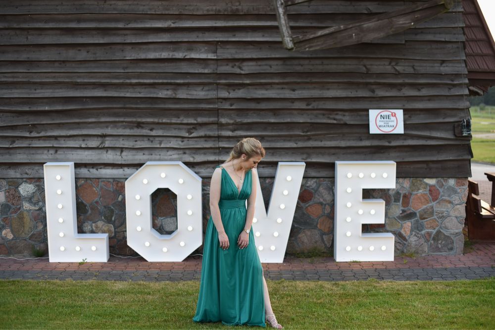 Napis love - litery zarówkowe - podswietlany napis