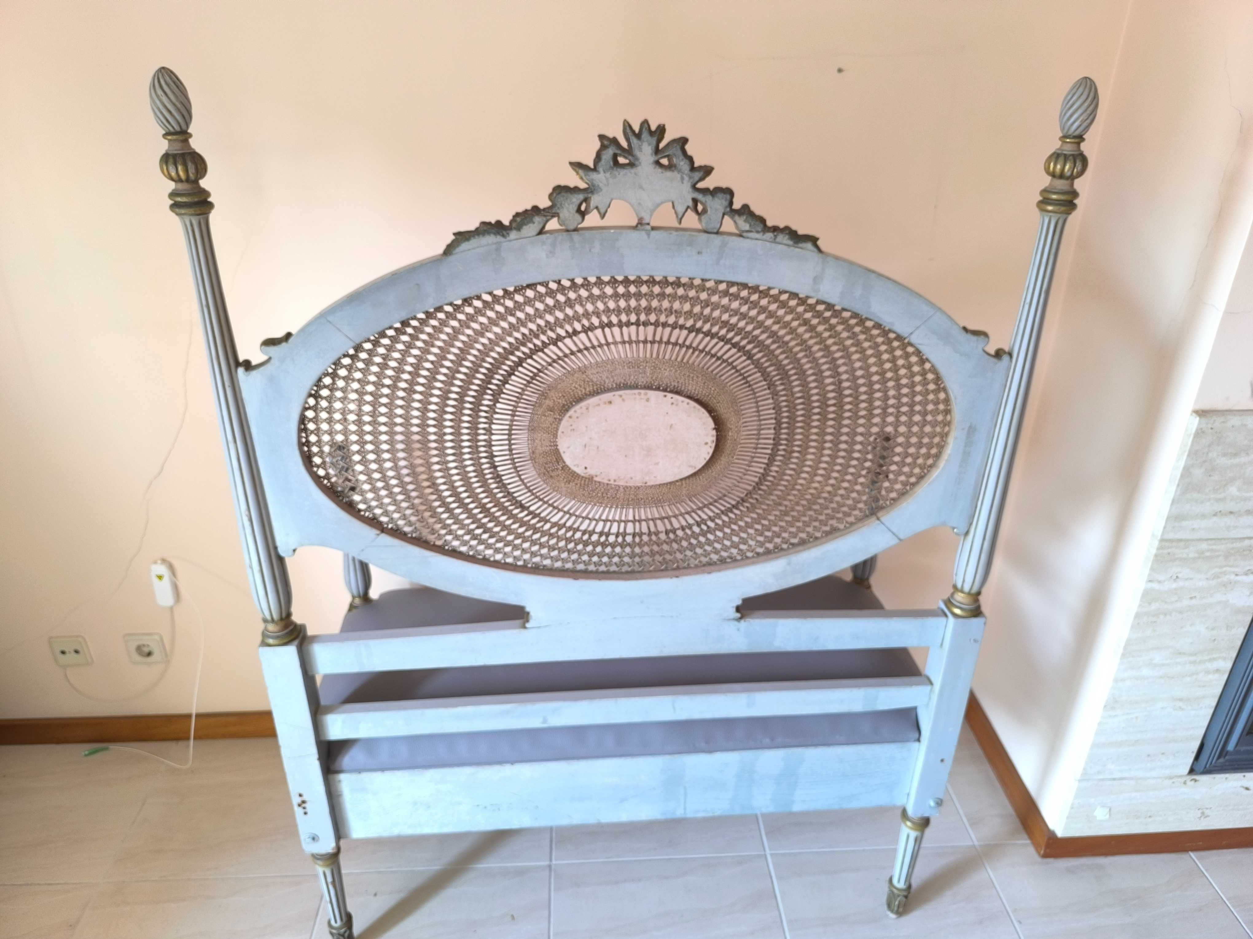 Banco modelo Luís XV cinza com talha dourada e Rattan