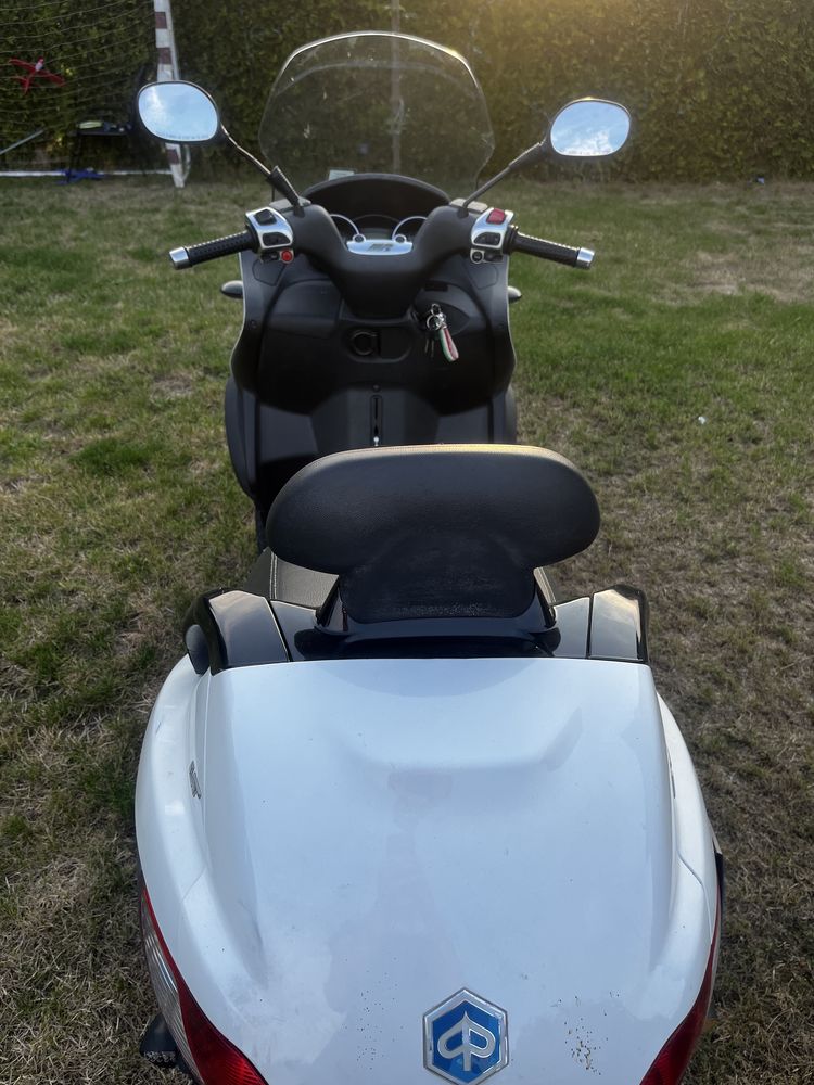 Piaggio MP3 bialy