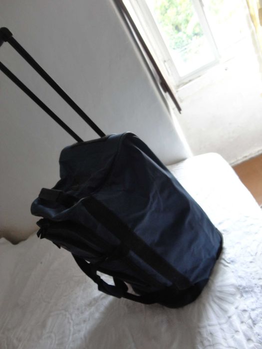 Vendo  mala  de  viagem ,porao  em  bom  estado.