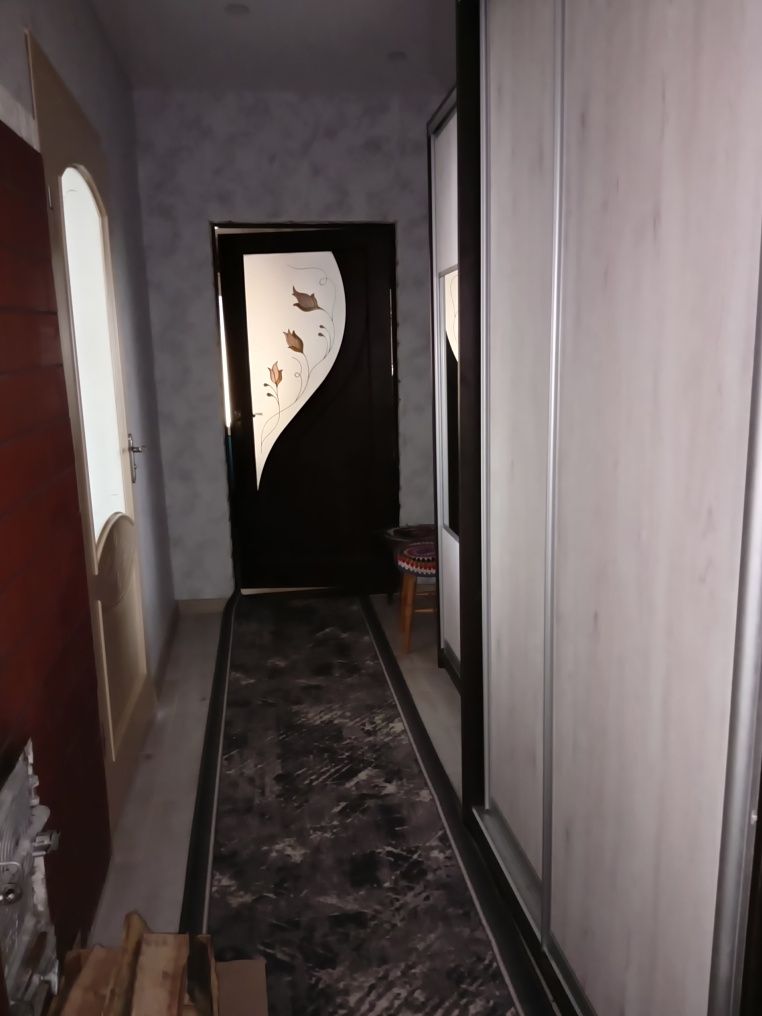 Дерев'яний будинок з трьох кімнат