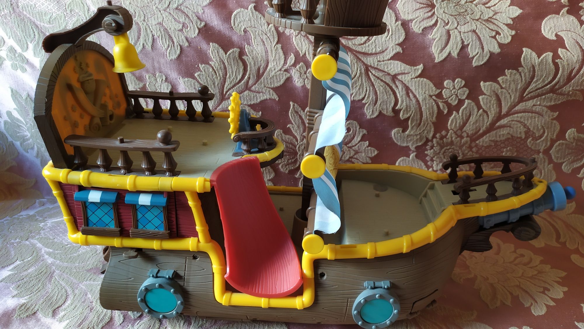 Brinquedos de criança Cavalo de Pau + Barco pirata Jake