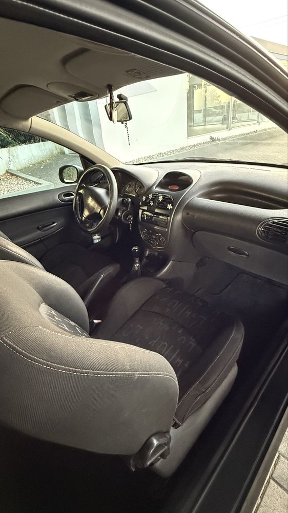 Peugeot 206 preto 1.4 gasolina 3 portas