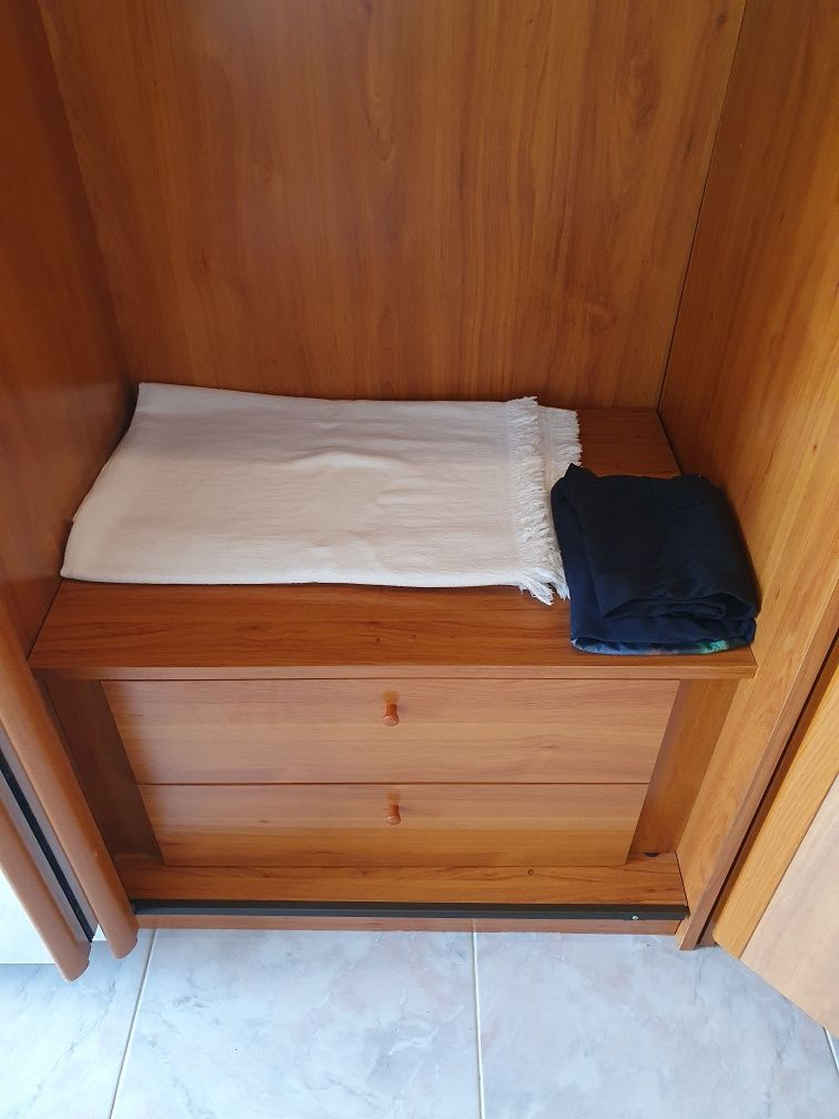 Roupeiro modular de madeira com espelho e iluminação embutida