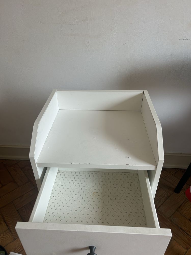 Mesa de cabeceira usada