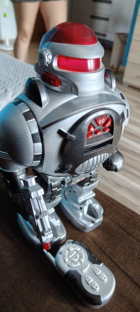 Robot strzela pilot