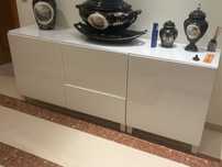 Aparador branco com portas e tampo de vidro