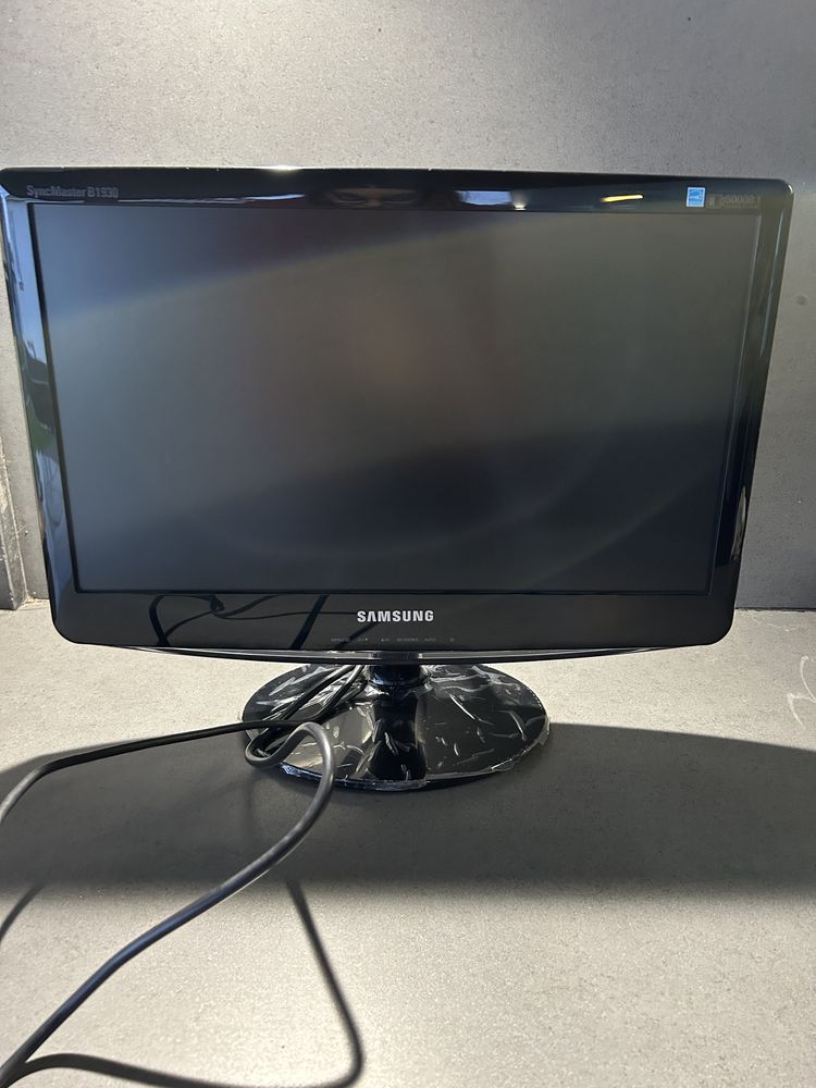 Monitor Samsung B1930N com cabos