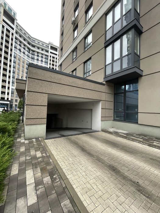 Величезне паркомісце 26 м2 в жк Центральний із кладовкою