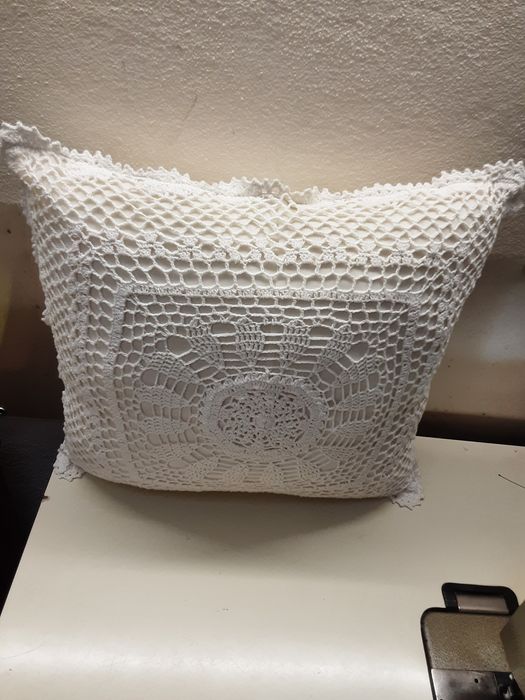 2 almofadas  em croché  bêje  claro iguais Par