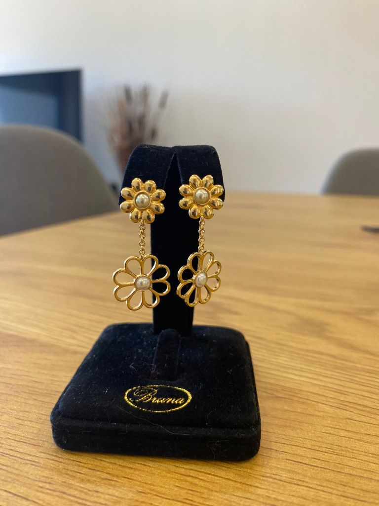 Brinco flor e pérolas semijoia com 3 banhos em ouro 18k