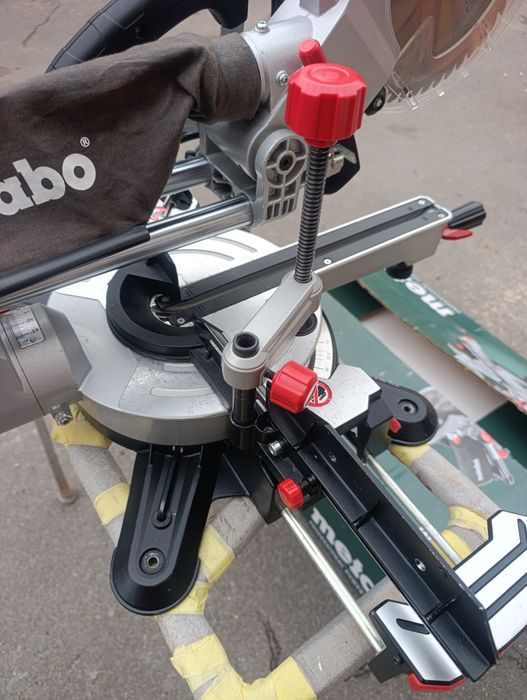 Торцовочная пила с протяжкой  Metabo KGS 216