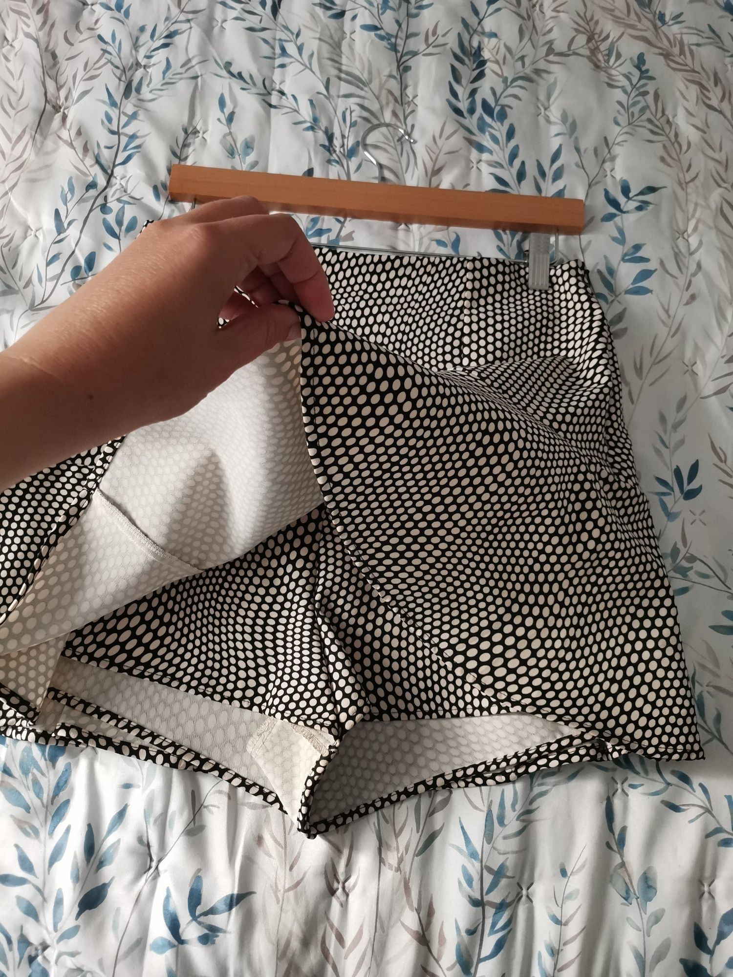 Mini saia calção preta e branca às pintinhas, 40 Stradivarius