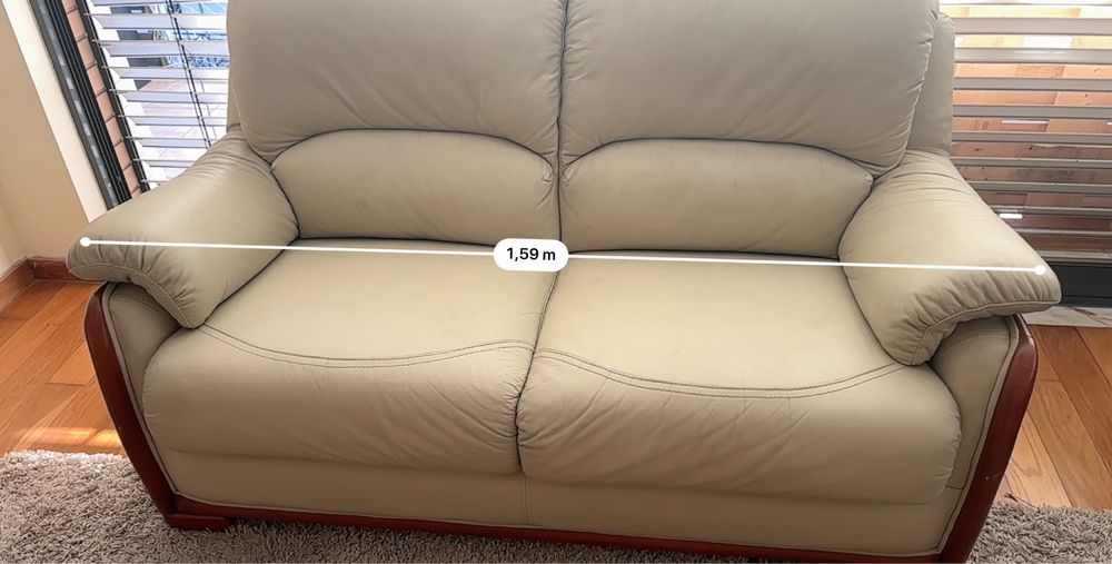 Sofá bege em pele