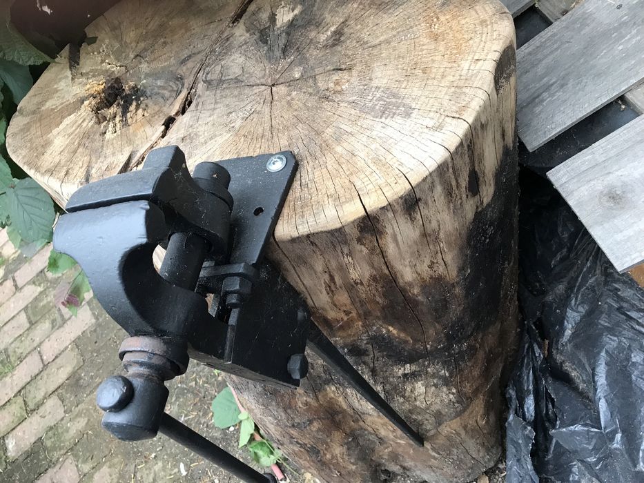 Stare imadlo kowalskie na pniu