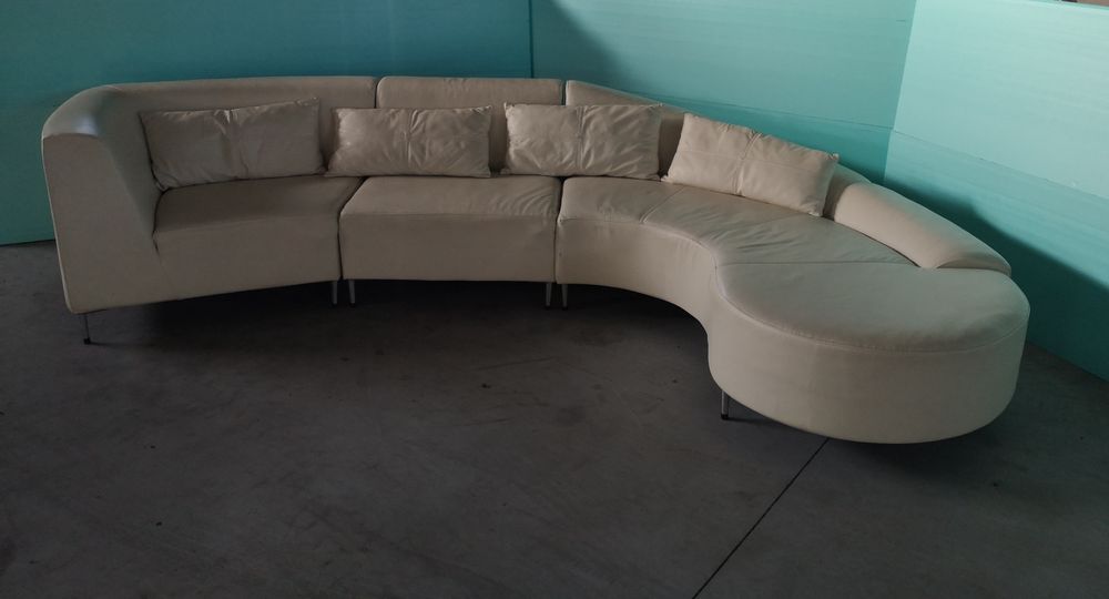 Sofá em pele. Diferenciado em excelente estado