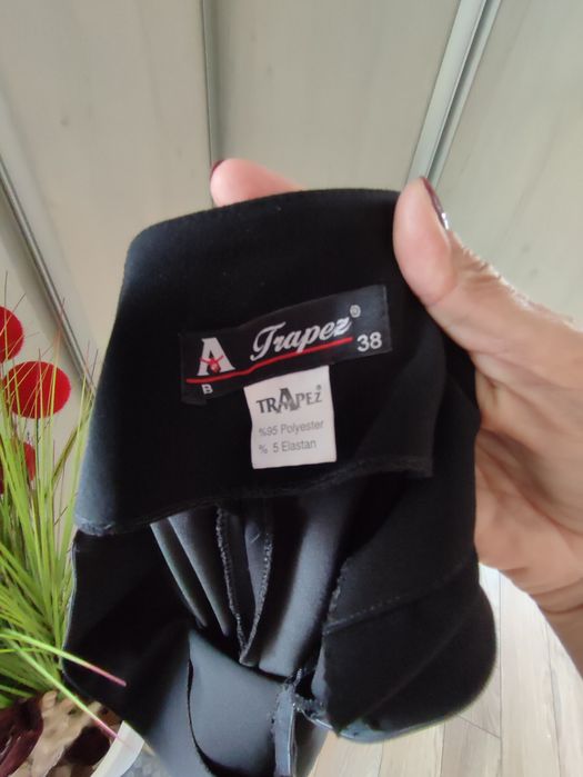 Spodnie damskie , czarny dzwony, cyrkonie i atłasowy pas marki Trapez